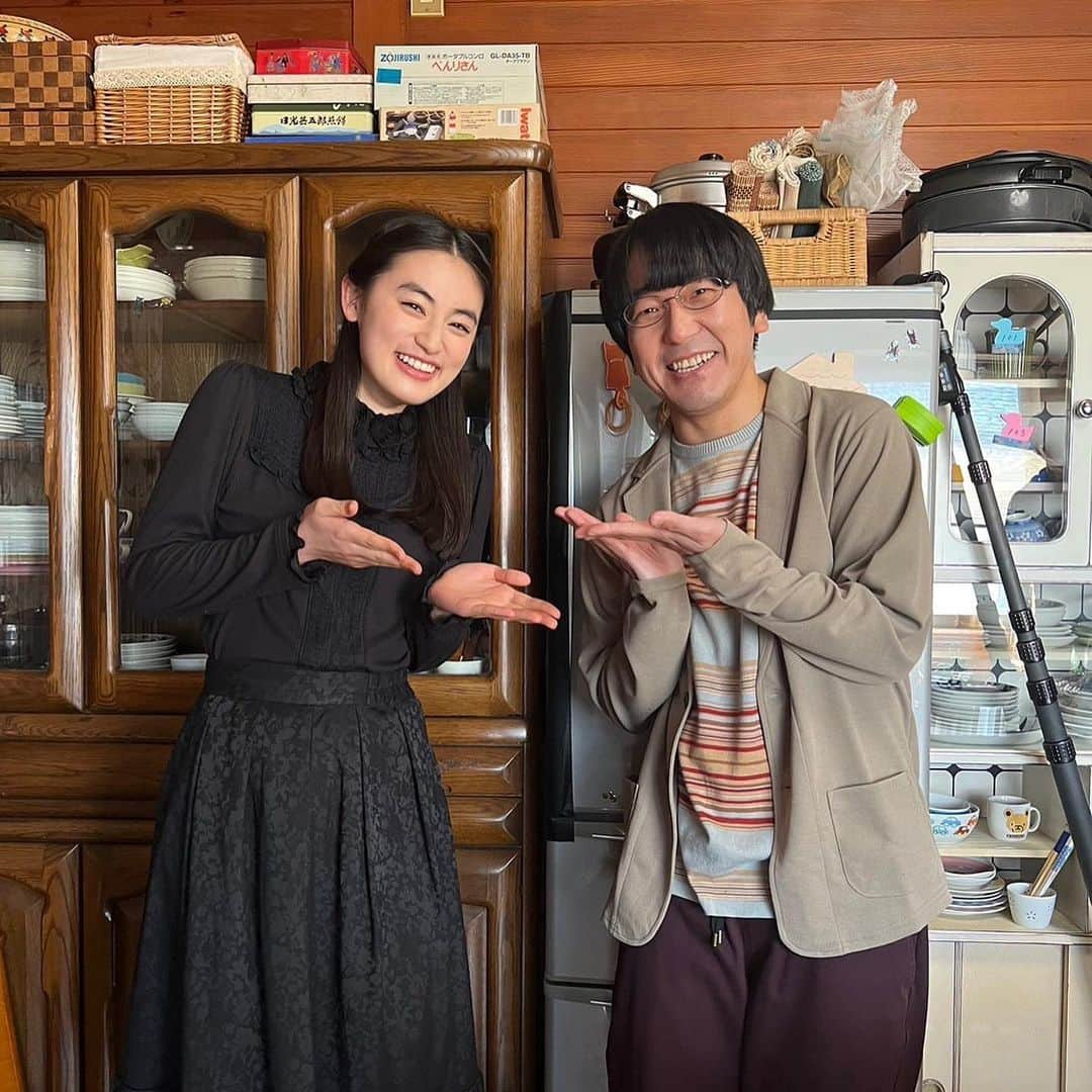 八木莉可子さんのインスタグラム写真 - (八木莉可子Instagram)「夜ドラ「おとなりに銀河」  本日、第32話、最終回の放送です🌌  もう何も言えないです…。 とにかく今日まで見て下さった皆さん、 本当にありがとうございます😭  しおりはお母様に 島を継がないという事、 自分とお母様は違うという事、 受け取れない愛もあるという事、 今まで抱いていた想い全てを伝えました。  みんな違っていても、 それぞれ幸せになるといいね。  最終回どうお話が終わりを迎えるのでしょうか！  ぜひご覧下さい！ 今日もよる10時45分からだよ💫  写真は、色んな思い出☺️✨  #NHK #夜ドラ #おとなりに銀河」5月25日 12時52分 - yagirikaco_official