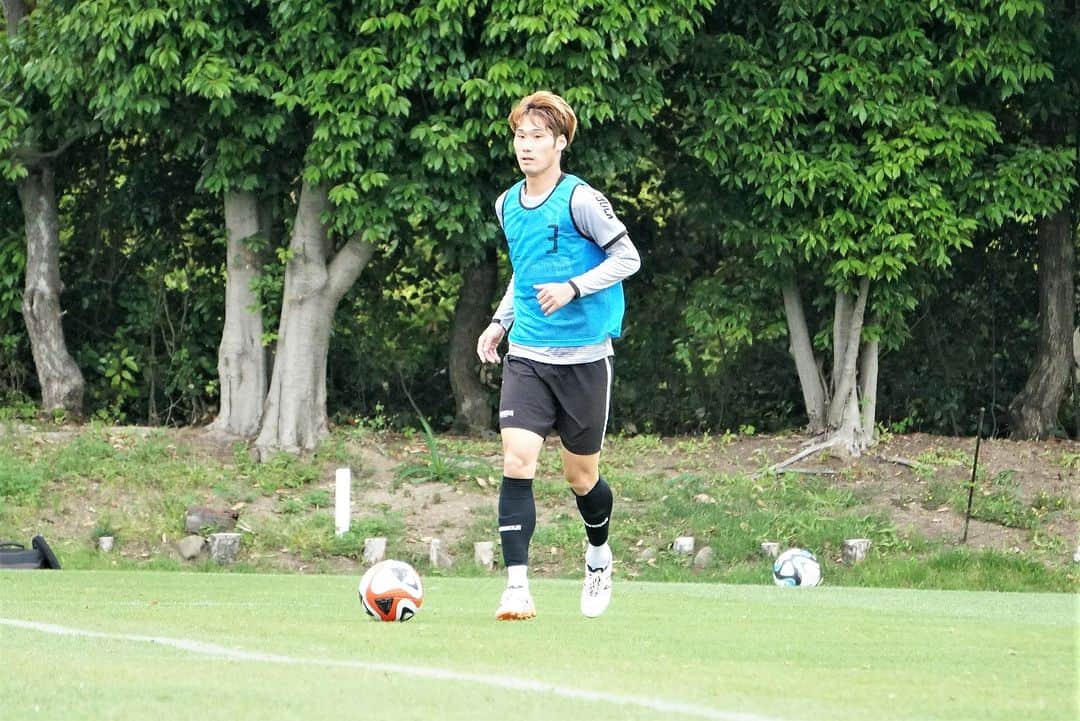 愛媛FCさんのインスタグラム写真 - (愛媛FCInstagram)「🍊EFC TRAINING PHOTO📸  📅5月27日（土） ⌛15時キックオフ 🆚#福島ユナイテッドFC 🏟#ニンスタ  試合・イベント情報はこちら https://ehimefc.com/game/game27165.html#event  #ヒカリ #ベネフィットワン #マテラ81 #ジョガボーラ #JOGARBOLA #サンパーク #ehimefc #愛媛FC #己超」5月25日 12時55分 - ehimefc12