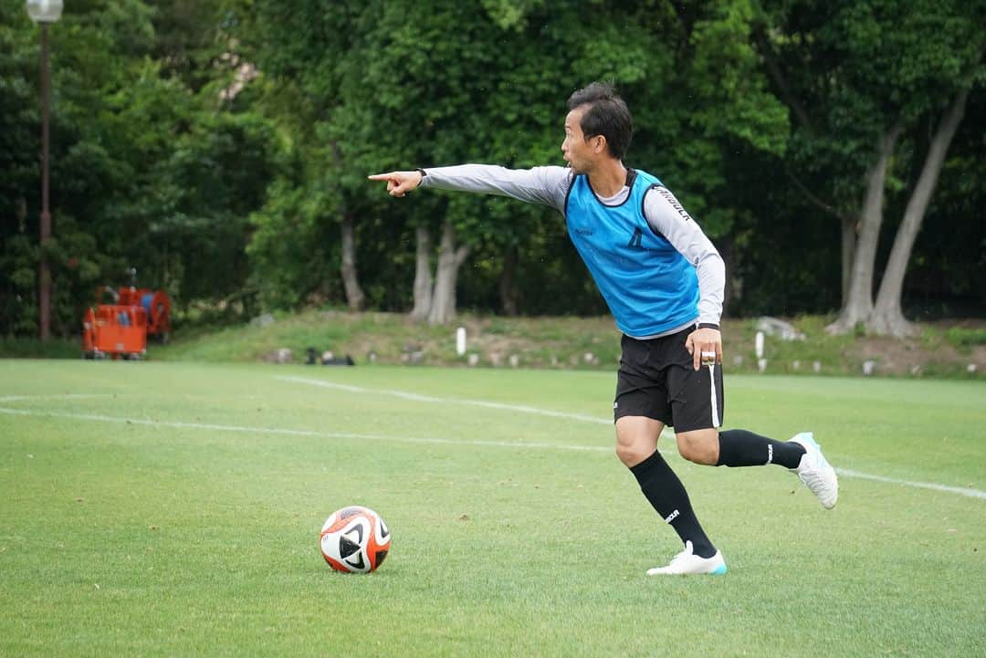 愛媛FCさんのインスタグラム写真 - (愛媛FCInstagram)「🍊EFC TRAINING PHOTO📸  📅5月27日（土） ⌛15時キックオフ 🆚#福島ユナイテッドFC 🏟#ニンスタ  試合・イベント情報はこちら https://ehimefc.com/game/game27165.html#event  #ヒカリ #ベネフィットワン #マテラ81 #ジョガボーラ #JOGARBOLA #サンパーク #ehimefc #愛媛FC #己超」5月25日 12時55分 - ehimefc12