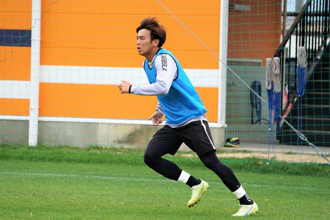 愛媛FCさんのインスタグラム写真 - (愛媛FCInstagram)「🍊EFC TRAINING PHOTO📸  📅5月27日（土） ⌛15時キックオフ 🆚#福島ユナイテッドFC 🏟#ニンスタ  試合・イベント情報はこちら https://ehimefc.com/game/game27165.html#event  #ヒカリ #ベネフィットワン #マテラ81 #ジョガボーラ #JOGARBOLA #サンパーク #ehimefc #愛媛FC #己超」5月25日 12時55分 - ehimefc12