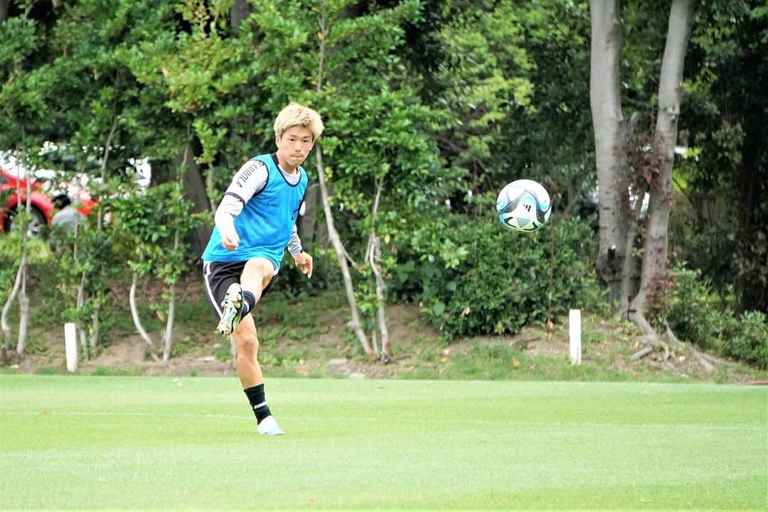 愛媛FCさんのインスタグラム写真 - (愛媛FCInstagram)「🍊EFC TRAINING PHOTO📸  📅5月27日（土） ⌛15時キックオフ 🆚#福島ユナイテッドFC 🏟#ニンスタ  試合・イベント情報はこちら https://ehimefc.com/game/game27165.html#event  #ヒカリ #ベネフィットワン #マテラ81 #ジョガボーラ #JOGARBOLA #サンパーク #ehimefc #愛媛FC #己超」5月25日 12時55分 - ehimefc12