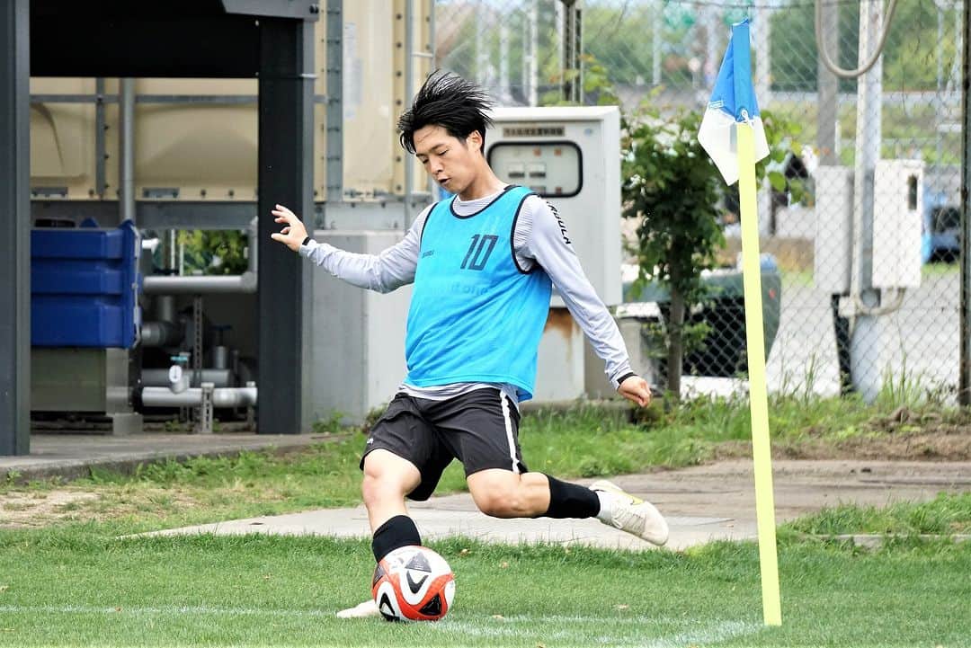 愛媛FCさんのインスタグラム写真 - (愛媛FCInstagram)「🍊EFC TRAINING PHOTO📸  📅5月27日（土） ⌛15時キックオフ 🆚#福島ユナイテッドFC 🏟#ニンスタ  試合・イベント情報はこちら https://ehimefc.com/game/game27165.html#event  #ヒカリ #ベネフィットワン #マテラ81 #ジョガボーラ #JOGARBOLA #サンパーク #ehimefc #愛媛FC #己超」5月25日 12時55分 - ehimefc12