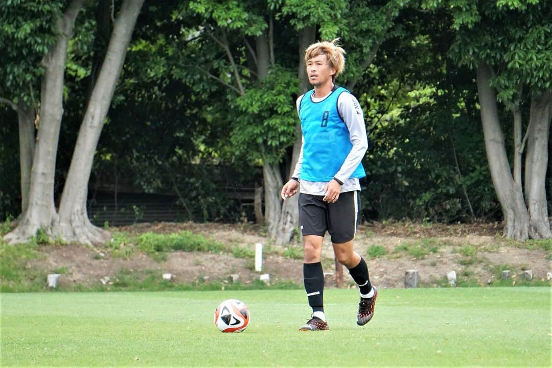 愛媛FCさんのインスタグラム写真 - (愛媛FCInstagram)「🍊EFC TRAINING PHOTO📸  📅5月27日（土） ⌛15時キックオフ 🆚#福島ユナイテッドFC 🏟#ニンスタ  試合・イベント情報はこちら https://ehimefc.com/game/game27165.html#event  #ヒカリ #ベネフィットワン #マテラ81 #ジョガボーラ #JOGARBOLA #サンパーク #ehimefc #愛媛FC #己超」5月25日 12時55分 - ehimefc12