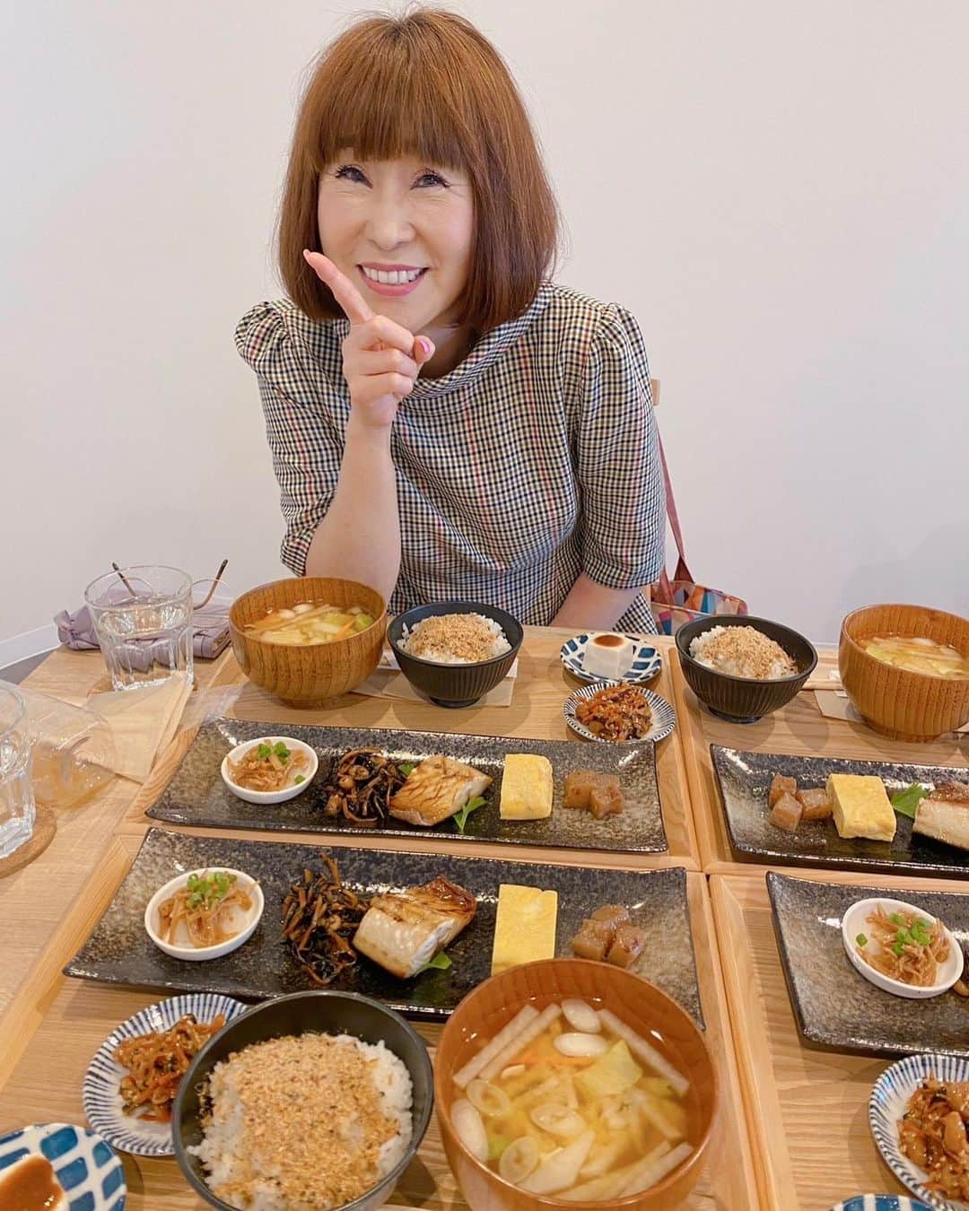 岩本初恵さんのインスタグラム写真 - (岩本初恵Instagram)「毎日美味しい料理が 食べれて幸せ  健康一番 感謝一番 歩く一番 睡眠一番  大切にしている事が 多すぎて 時間が足りない  睡眠は取りたいし 歩きたいし 美味しいものは 食べたいし  仕事もいっぱい したいし  神社仏閣も色々 行きたいし みんなで楽しみたいし  色々旅行も行きたいし 頼まれる 講演会も 全て行きたいし  やりたい事ばかり 一つ一つを 面倒くさい事さえ 丁寧にやっていたら  必要な人があつまり 必要な仕事が来て 必要な使命に 気づく 人生はそんなもの  そんな経験 学びを毎日お話しているvoicy  無料で聴けます 前向きになれます 悩みも消えます はっちゃんの ありがとう宣言 覗いて見てね  #ランチ #美味しい #今日は #サガテレビ #生放送 #かちかちプレス #健康 #仕事 #楽しみ #voicy #ありがとう宣言 #はっちゃん #楽しんで」5月25日 12時55分 - hatsue_iwamoto