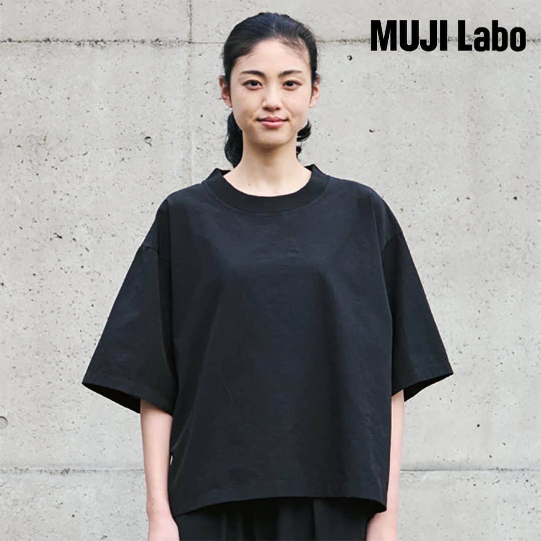 無印良品さんのインスタグラム写真 - (無印良品Instagram)「【MUJI Labo】6月のテーマ 機能素材 - 飾り立てるファッションから距離を置いた、実験室「MUJI Labo」。 毎月テーマを決めて、将来の無印良品のベーシックになる新しい服を開発しています。  6月の新作は、『風を通す半袖シャツ』です。  風通しの良い生地に仕上げました。 軽くゆとりのあるシルエットで、暑い時期でも快適に過ごせます。  MUJI Labo がつくる、性別や年齢、体型に関係なく着用できるサイズ感の服たち。 自分にあったサイズは、商品ページ内「サイズガイド」から確認できます。  ※モデル身長：紳士 184cm、婦人 171cm - #無印良品 #MUJI #MUJILabo #男女兼用 #ユニセックス #機能素材 #半袖シャツ」5月25日 13時00分 - muji_global