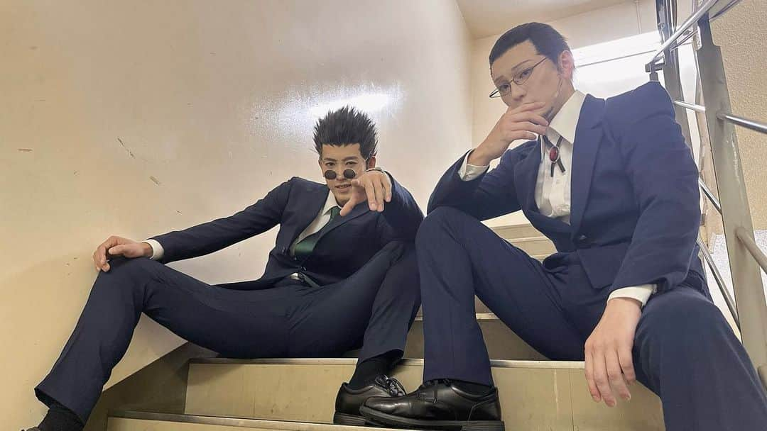 田鶴翔吾のインスタグラム：「『HUNTER×HUNTER』THE STAGE  この2人服も色もなんか似てるんだよね。  #舞台ハンター #ハンターハンター #田鶴翔吾 #近藤頌利 #tazurushogo #レオリオ #ゴトー #hunterxhunter #スーツ #燕尾服」