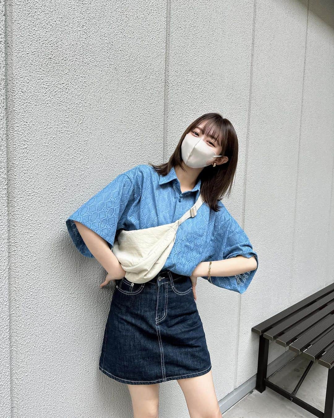 Ayanaさんのインスタグラム写真 - (AyanaInstagram)「🩶🪡 ⁡ 少年っぽさもある、 カジュアルなコーデも最近すき。👦🏼 ⁡ オーバーサイズのシャツが主役のコーデ👔 格子柄のレース素材がかわいいの〜〜♡ 男女兼用なのでリンクコーデもおすすめです🫥 ⁡ shirt: @classicalelf_official blue / Msize skirt&sandal: #GRL bag&inner: #UNIQLO ⁡ ⁡ #プチプラ #プチプラコーデ #夏服コーデ #クラシカルエルフ #classicalelf #エルフコーデ #タイアップ #java #ジャバ #gu #zara #ユニクロ #ジーユー #ザラ #zozo #zozotown #zozo購入品 #zozotown購入品 #シャツ #レースシャツ #オーバーサイズ #骨格ナチュラル」5月25日 13時06分 - naalunlun