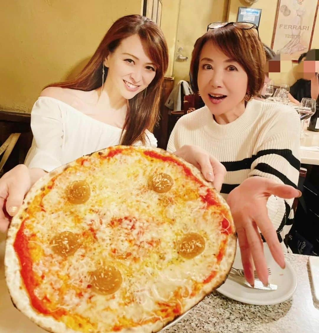 里井真由美さんのインスタグラム写真 - (里井真由美Instagram)「🍕「イル・ペンティート」で女子会〜✨ 生田さんが焼いてくださるピッツァ最高❤️  直径30㌢超えでも、薄〜いからどんどん食べちゃう♪  奈美悦子さんと、つい手持ち💪☺️🍕 @nami.etsuko   〆はやっぱりプリンやわぁ〜🍮  前菜のチーズやフリッターも大好き♡ 新玉ねぎ・しらす・オイルサーディンに、レーズン松の実トッピングも🍕🍕❤️  。。。  またすぐ 行きたくなるなる イルペンティート🍕🍮🍕🍮  https://s.tabelog.com/tokyo/A1318/A131810/13000684/  。。。  今日も素敵な一日をお過ごしくださいね〜  。。。  #イルペンティート #ピッツァ#女子会#奈美悦子　さん#里井真由美#フードジャーナリスト里井真由美#プリン#pudding #pizza #ローマピッツァ#さといいね #代々木」5月25日 13時07分 - mayumi.satoi