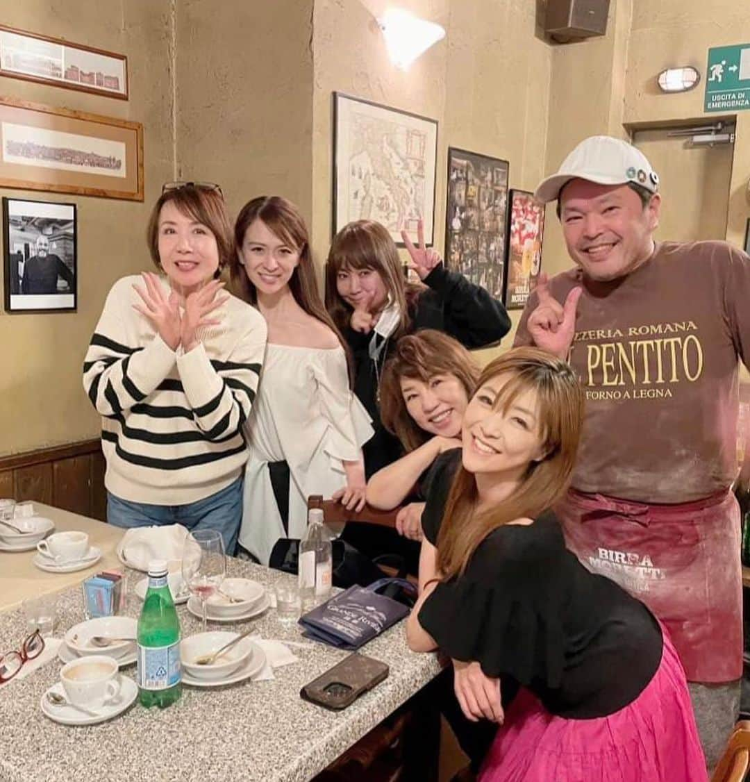 里井真由美さんのインスタグラム写真 - (里井真由美Instagram)「🍕「イル・ペンティート」で女子会〜✨ 生田さんが焼いてくださるピッツァ最高❤️  直径30㌢超えでも、薄〜いからどんどん食べちゃう♪  奈美悦子さんと、つい手持ち💪☺️🍕 @nami.etsuko   〆はやっぱりプリンやわぁ〜🍮  前菜のチーズやフリッターも大好き♡ 新玉ねぎ・しらす・オイルサーディンに、レーズン松の実トッピングも🍕🍕❤️  。。。  またすぐ 行きたくなるなる イルペンティート🍕🍮🍕🍮  https://s.tabelog.com/tokyo/A1318/A131810/13000684/  。。。  今日も素敵な一日をお過ごしくださいね〜  。。。  #イルペンティート #ピッツァ#女子会#奈美悦子　さん#里井真由美#フードジャーナリスト里井真由美#プリン#pudding #pizza #ローマピッツァ#さといいね #代々木」5月25日 13時07分 - mayumi.satoi