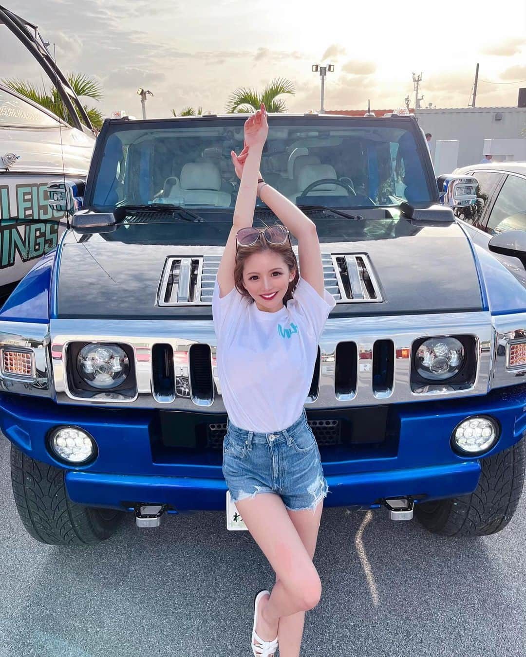 じゅりあんぬのインスタグラム：「1年ぶりの宮古島🌺🏝 ⁡ ⁡ ⁡ ⁡ 初めて乗ったHUMMER💙💙💙 宮古島は意外とレンタカーが高くて、、 その中で普段乗れない車と色を揃えてて 尚且つ値段もリーズナブルに借りれるレンタカー屋さんに出会えた🥹 ⁡ ⁡ ⁡ ⁡ 宮古島に行く時は絶対ここ！って決めた😎🚘 @miyako.car.club  ⁡ ⁡ ⁡ ⁡ ⁡ #宮古島#宮古島観光#宮古ブルー#ハマー  #宮古島レンタカー#宮古島レンタカー探し  #レンタカー#レンタカーの旅#高級外車  #高級車#レンタカー会社#レンタカー旅  #宮古カークラブ#ミヤコカークラブ#車  #いいね返し#車大好き#車好き#沖縄旅行  #hummer#rentacar#miyakojima#travel  #islandlife#sea#summervibes#cargram」