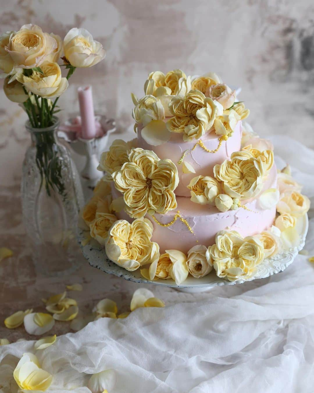 청담 수케이크 (atelier soo)さんのインスタグラム写真 - (청담 수케이크 (atelier soo)Instagram)「ㅡ Yellow Rose  생화의컬러,  #flowercake #wedding」5月25日 13時09分 - soocake_ully