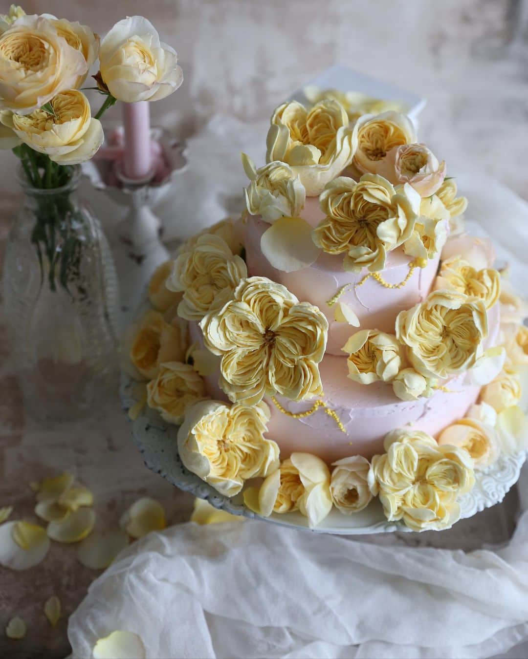 청담 수케이크 (atelier soo)さんのインスタグラム写真 - (청담 수케이크 (atelier soo)Instagram)「ㅡ Yellow Rose  생화의컬러,  #flowercake #wedding」5月25日 13時09分 - soocake_ully