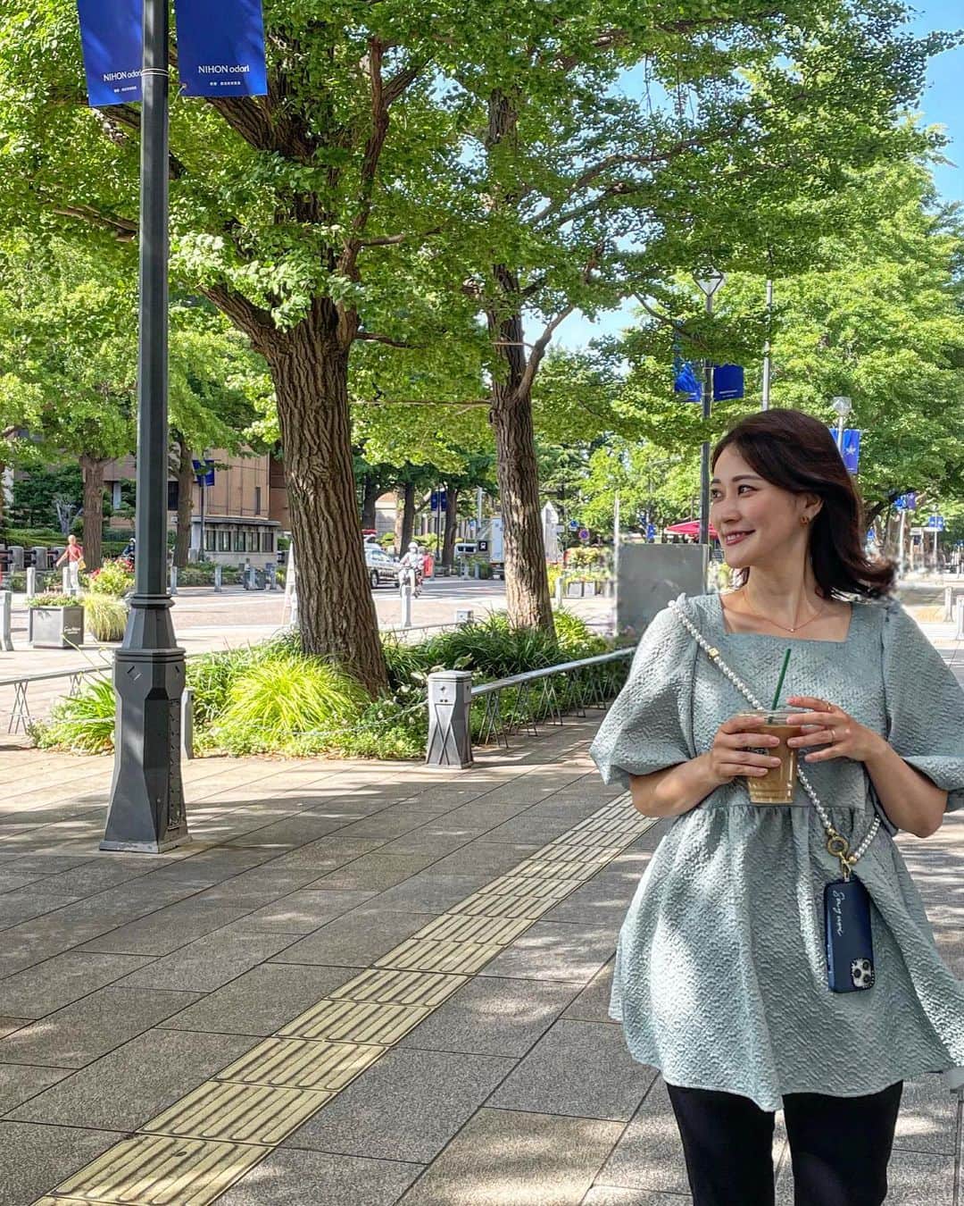 Sayuri（岸岡小百合）さんのインスタグラム写真 - (Sayuri（岸岡小百合）Instagram)「* 今の時期はお散歩が気持ちいい🌿 少し暑いけれど、湿気が少ないので過ごしやすいですよね🩵  最近はベビーカーを押していることや 息子と手を繋ぐことが多く、 携帯がカバンの中で行方不明になりがち😆💦  なので、スマホショルダーは必須です✨  カスタマイズして名前を入れたレザーケースと 夏のお洋服にも合わせやすいパールスマホショルダーは どちらも　@casetify_jp のもの🩵🤍  とても可愛くてお気に入りです☺️  @casetify_jp @CASETiFY @CASETiFY_jp   #CASETiFY #ShowYourColors #レザーケース　#スマホケース #iPhoneケース #」5月25日 13時12分 - sayuuringo