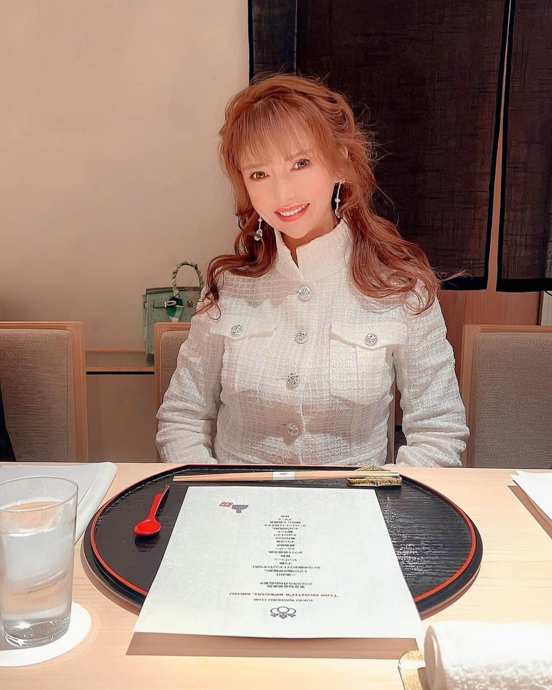 美香のインスタグラム：「Paris在住のリアルセレブまりこさんの主催のディナーへ💖  昨年、Parisのミシュラン三ツ星⭐️⭐️⭐️シュバルブランのプレニチュードで出会ってから一緒にフランスワイナリーを回り、それからずっと懇意にさせていただいている❣️  楽しく楽しい楽しすぎる時間だった！ みんなで写真撮り忘れて残念💦  しかし、どこに居てもどこに行ってもいつも最高の出会いがあることに感謝♡♡♡  #フランス #和食 #美食」