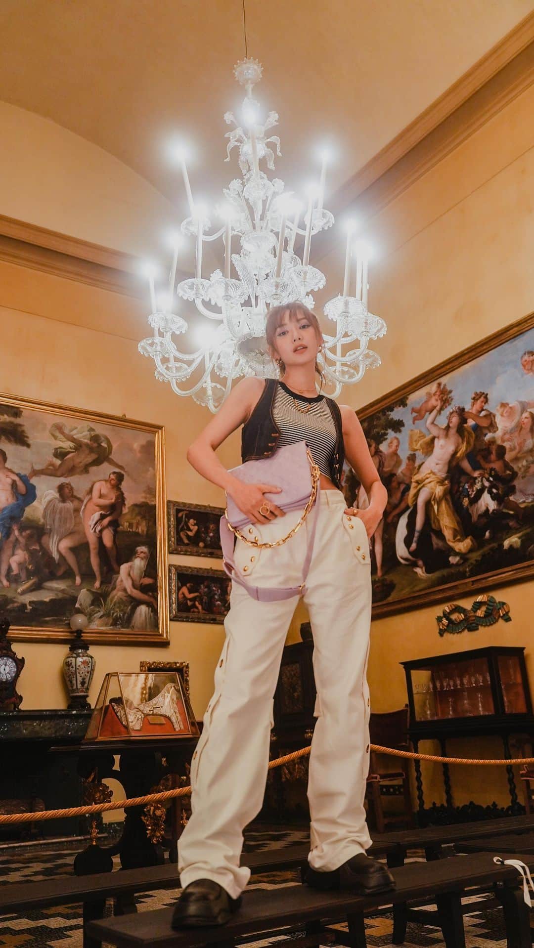 Elva Niのインスタグラム：「The very first #lvcruise24 show held in Italy 🇮🇹 The collection was everything despite the gloomy weather.  Drawing inspiration from the tranquil beauty of the lake, the runway pieces‘ intricate detail is simply timeless. Thank you for having me again! I really enjoyed these magical moments on Isola Bella! 這次Louis Vuitton Cruise show  是從意大利的小島Isola Bella啓程🧳 據說這裡還是第一次開放出來舉辦Fashion Show 有點可惜的是由於大雨的關係 場地臨時由室外移師到室內 但我們還是能夠從2024 Cruise系列 感受到設計師以湖水為靈感的輪廓營造出夢幻般的幻想💭 並以具有巴洛克風格的現代細節為重點 除了一貫很有未來感的廓形輪廓設計 也延續了Pre Fall的系列同樣使用了類似潛水質料的布料 還有裙子設計也很天馬行空 美人魚般的魚尾裙展現了女生對於美的追求 雖然雙腳行走於陸地 優雅飄逸的裙襬 就像悠遊於時尚的大海 @NicolasGhesquiere總是能為經典單品再賦想象 賦予細節新生 #isolabella  #travelwithelva」