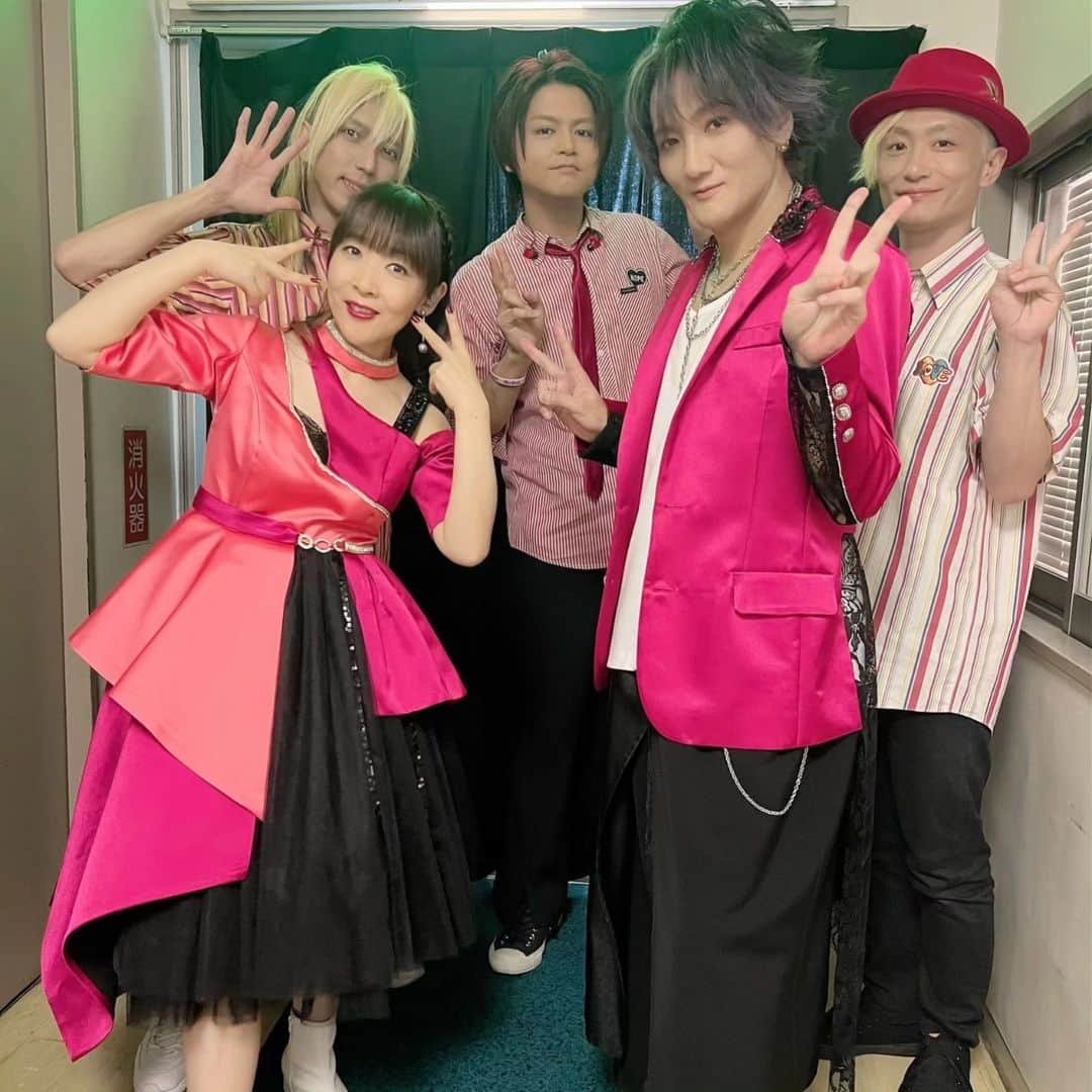 atsukoのインスタグラム：「angela 20th Anniversary岡山凱旋☆西大寺公民館！！ デビュー20周年記念日に 超地元の岡山西大寺凱旋でした。  びっくりするくらい暑く、熱く、記憶に残るライヴでした。地元の皆様のおもてなしにも感謝です！  まさかKATSUさんが、脱ぐとは？！  #angela_20th #angela_jpn #岡山西大寺 #西大寺観音院」