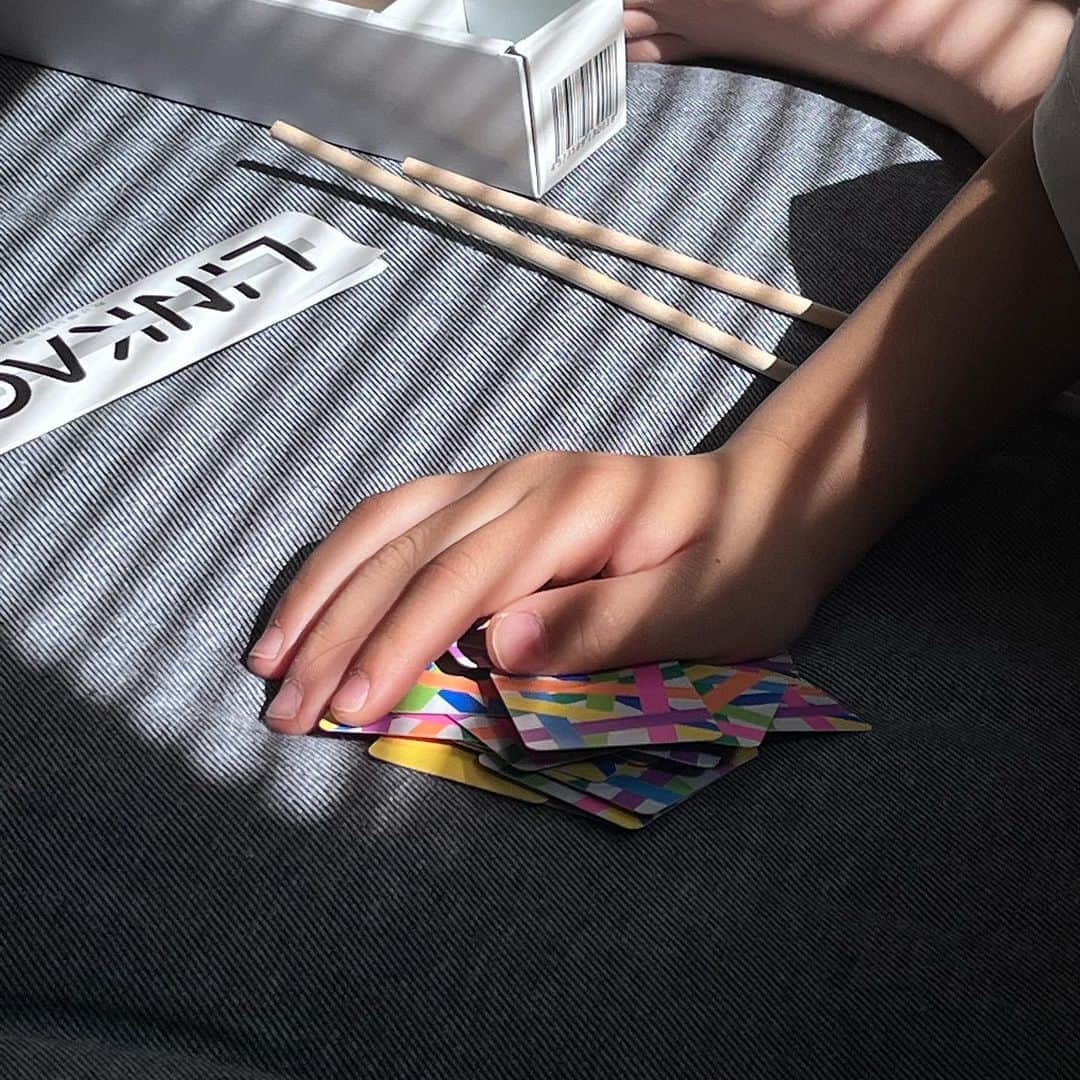 山本奈衣瑠のインスタグラム：「🧵🪡 (ﾋﾞｰｽﾞ屋にさんになって勝手にﾋﾞｰｽﾞ送りつけたら ｹﾞｰﾑ屋さんからｹﾞｰﾑ届いた思い出📦)  🫳🏼⇆✋🏽 @n_toz」