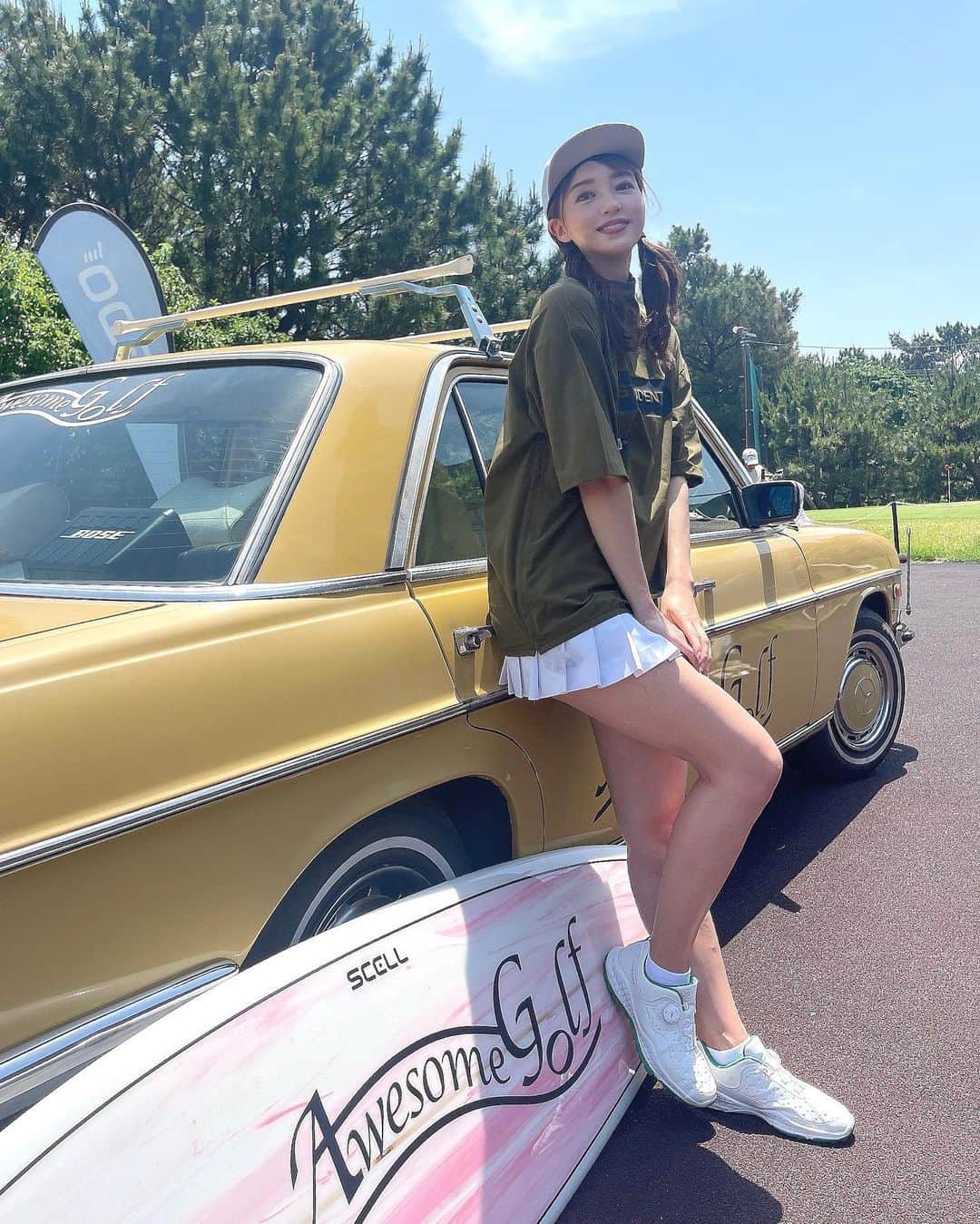 唯可（yuika）のインスタグラム：「楽しみにしていた @_awesome_golf のコンペに参加してきました✨ この日はかなりのお天気マル🌞  メンバーもゴルフウェアも最高で とっても盛り上がったコンペでした✨  @_awesome_golf のウェアはメンズブランドなんだけど、 こうやって女の子が着ても可愛いから お揃いで着るのとかもとっても良さそう🥹🤍  @thehouse_official の中にあるので 是非是非チェックしてみてね🫶  #ゴルフウェア#ゴルフコンペ #AWESOMEGOLF」