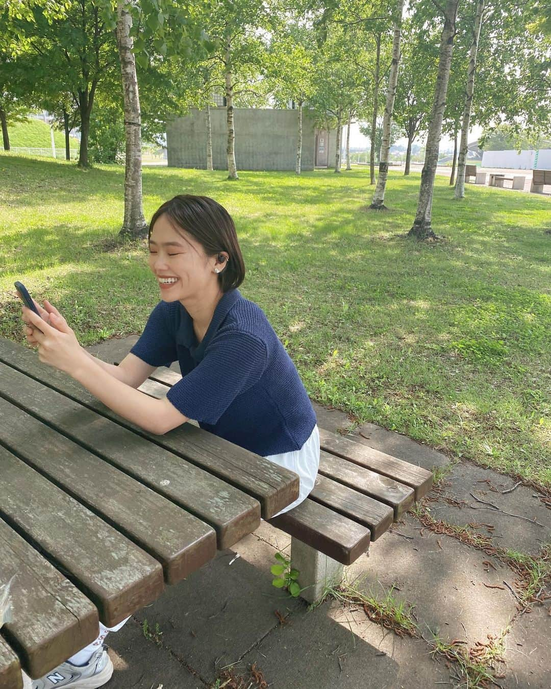 井村亜里香のインスタグラム：「天気が良い日はSUIと公園🎡 旦那さんが遊んでくれる時は合間を見て 仕事させてもらってます✍️  @nwm_jp のワイヤスレスイヤホンで 好きな音楽聴きながら気分を上げてます🌼  つけてるのを忘れるくらい軽くてストレスフリー👏🏻  耳を塞がないので周囲の音や声が バランス良く聞こえるので 安心して使えるのもポイント。  音漏れを最小限に抑えるNTTの新技術が 搭載された世界初のPSZ機能が搭載されているモデル。  家事しながら使ったりリモートワークの方にも めちゃくちゃオススメしたいアイテム🕺🏻✨  #nwm#ヌーム#ながら聴き#pr #ワイヤスレスイヤホン#丁寧な暮らし #暮らしを楽しむ#PR」