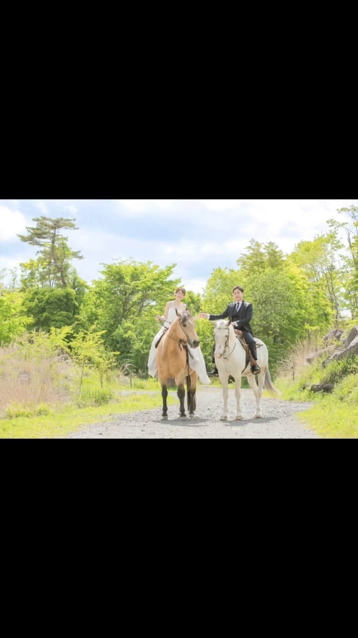 スタジオアクア富士店 のインスタグラム：「大人気のお馬さんと乗馬のwedding location Plan  爽やかな新緑の綺麗な森や、高原を乗馬しながら撮影していく映画の様なロケーション撮影。  全国のお馬好き様達がはるばるご来店してくださいます✨  乗馬しながら手繋ぎショット大成功🫶  是非お問い合わせお待ちしてます。  @studioaqua.fuji  スタジオアクア富士店  @decollte_weddingphoto   #スタジオアクア #スタジオアクア富士店  #乗馬ウェディング  #乗馬花嫁  #静岡前撮り #富士山前撮り #ウェディングフォト  #プレ花嫁2023  #2023夏婚  #2023秋婚」