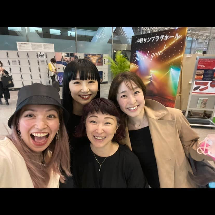 ダンドイ舞莉花さんのインスタグラム写真 - (ダンドイ舞莉花Instagram)「#JBB2023 楽しすぎた😍  久しぶりに味わえた4人のハーモニー🎙 心地よくて、かっこよくて、本当に本当に素晴らしかった👏🏻  最高の時間をありがとう！！  #ジャージーガールズ メアリーとダブルフランシーヌ🖤  皆一緒に ニックマサシ！🤣  #中野サンプラザ #ジャージーボーイズ #中川晃教 #藤岡正明 #大山真志 #東啓介  #musicaltheatre #musical #theatre #tokyo #japan #concert #jerseyboys #jerseygirls #music #コンサート #綿引さやか #まりゑ」5月25日 13時44分 - mdandoy18