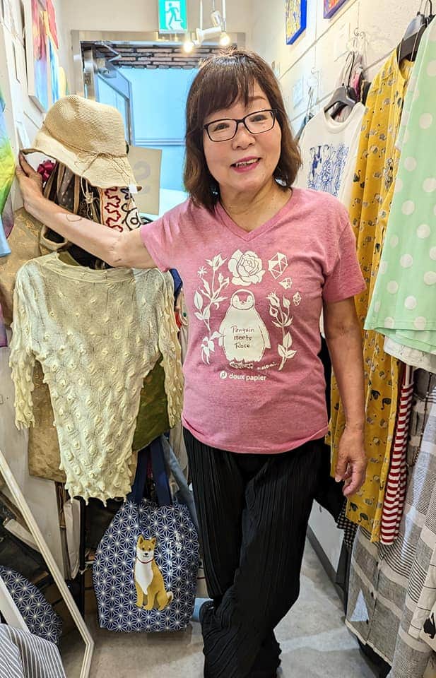 平井富子のインスタグラム：「久しぶり〜  ケイコさんと原宿で寿司ランチ、その後アンシャンテに、、  いつもオシャレでパワフル。刺激になります～  可愛いペンギンのT-シャツを気に入って頂きました。ピンクが似合う〜  また、ランチしましょう♥」