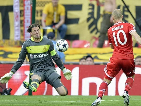 ローマン・ヴァイデンフェラーさんのインスタグラム写真 - (ローマン・ヴァイデンフェラーInstagram)「Wembley, 25.05.2013  Das erstmalige deutsche Champions League Finale. Jeder kennt den Ausgang der Partie. An dem Tag hat NICHT die bessere Mannschaft gewonnen. #bvb #championsleague #wembley #10Jahre @bvb09 @blackyellow @championsleague」5月26日 0時44分 - romanweidenfeller