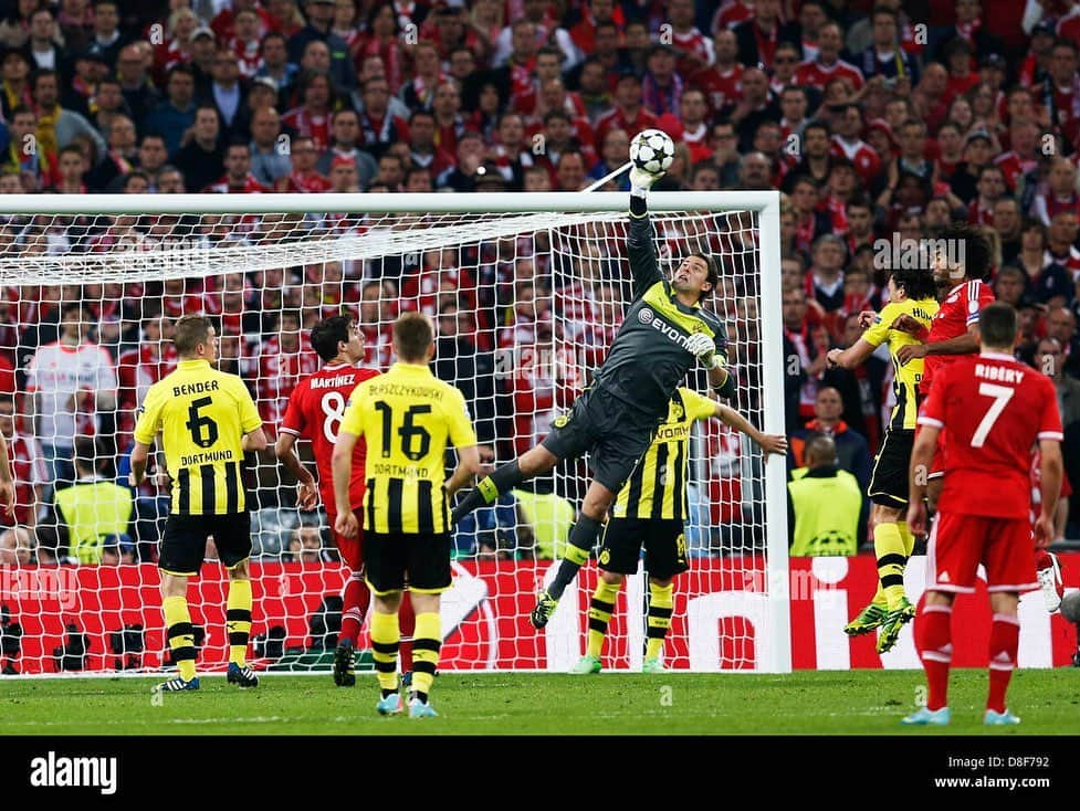 ローマン・ヴァイデンフェラーさんのインスタグラム写真 - (ローマン・ヴァイデンフェラーInstagram)「Wembley, 25.05.2013  Das erstmalige deutsche Champions League Finale. Jeder kennt den Ausgang der Partie. An dem Tag hat NICHT die bessere Mannschaft gewonnen. #bvb #championsleague #wembley #10Jahre @bvb09 @blackyellow @championsleague」5月26日 0時44分 - romanweidenfeller