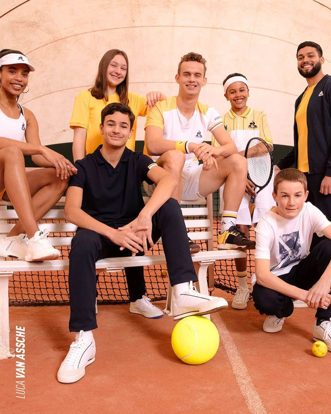 ルコックスポルティフのインスタグラム：「📸 Photo de famille avec @lucavanassche et @fetelemur qui arborent fièrement les tenues performance et lifestyle de notre nouvelle collection Terre Battue 2023 🧡  Dispo dans nos boutiques et sur notre e-shop.   #tennis #sport」