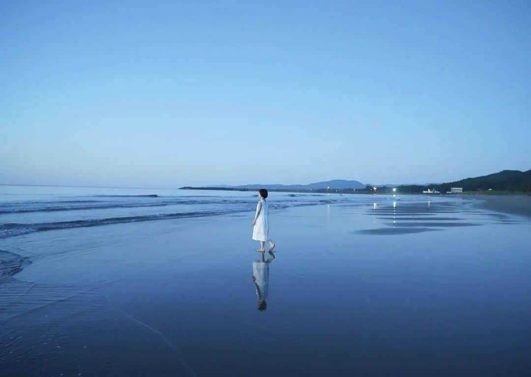 岩倉しおりさんのインスタグラム写真 - (岩倉しおりInstagram)「夏の朝の海。」5月26日 0時42分 - iwakurashiori