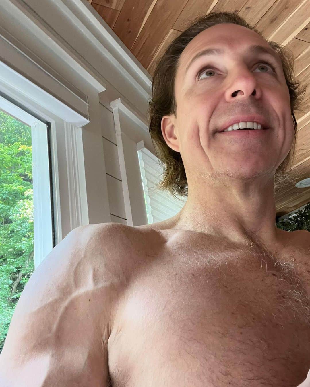 デイヴ・アスプリーのインスタグラム：「Finally getting some decent shoulder vascularization!  Hard to believe this is the same guy. In my fat photo (swipe left), which was part of an article about the birth of e-commerce published in Entrepreneur Magazine, my testosterone levels were around 100. I was 23 years old. It was the result of obesity and living with toxic mold that creates zearalenone. That is a mold toxin, and that is 1000 times more estrogenic than human estrogen.  It’s amazing what having physiologically normal testosterone levels, enough minerals, and 15 minutes of exercise a week can do for you.   I just published Smarter Not Harder, my latest book. It explains how to do this. Or just go to @upgradelabs if a franchise has opened near you!  If you are human and over 40, the odds are exceptionally high that you need extra testosterone because it is dropping precipitously in our species. It doesn’t matter if you’re a man or a woman.   And if you are under 40, get your levels tested. 50% of people under forty are already low.  If you are low on testosterone, it doesn’t matter how hard you exercise. Your body won’t change.   I have been taking supplemental testosterone most of the time since I was 26 years old, under a doctor's care. It is part of a healthy antiaging practice. I target healthy levels for a 30-year-old. Testosterone isn’t cheating. We should allow athletes to use it because our environment is taking it away from us.  What biohacks are you doing to get results in less time? Tell me below! 👇🏼  #Biohacking #Daveasprey #Biohacker #Testosterone #Muscle #Biohacks #Upgradelabs」