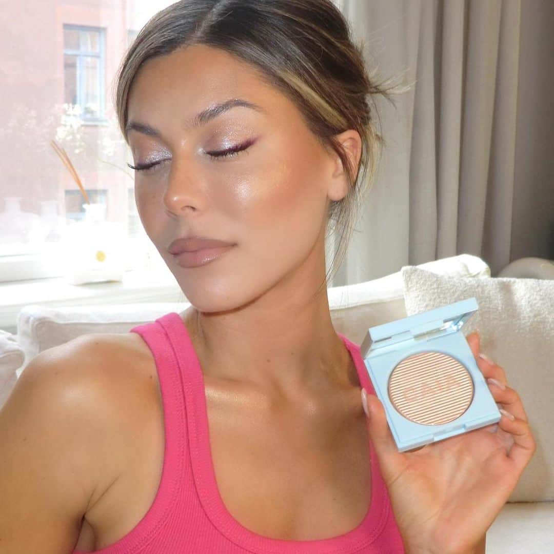 Bianca Ingrossoさんのインスタグラム写真 - (Bianca IngrossoInstagram)「Advertisement @caiacosmetics  Okay so here you have your new fave summer highlighter ✨ Why??  First of all the beautiful golden undertone, the amazing scent, silky creamy finish, how it melts into your skin and keeps you hydrated all day and you will look like a golden dewy donut both on face and body 😮‍💨✨🫶🏻 LIVE NOW 💥」5月26日 0時43分 - biancaingrosso