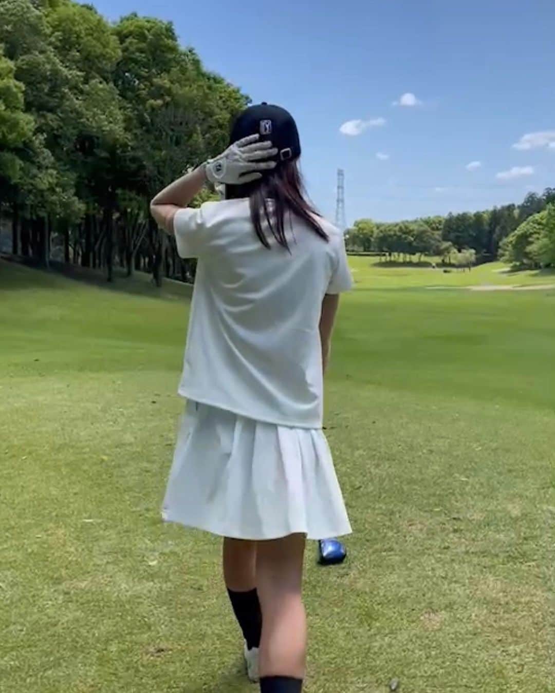 相川友希のインスタグラム：「golf♡ 早くレッスンの時間にならないかなぁ❣️レッスンお願いしたから、楽しみ♡ #目標があるから楽しめる　#趣味ゴルフ　#上手い人と仲良くなりたい　#おそろ　#ゴルフ女子　#ゴルフ @kantani_ayumi と 初めておろしたウエア♡おそろ☺︎ 前回は @yukina0802 と 初おろしおそろ☺︎ 次は秋冬に @rina_choco25 とおそろの日がくるかも☺︎♡ #朝一の驚き　#女子ロッカーでのテンション ありがとう🥰  @susic_golf  @michiko_london_golf   #golf #golfswing #여행　#일본　#데일리」
