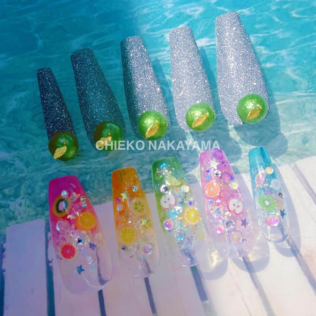 なかやまちえこのインスタグラム：「フルーツのネイル🥭⠀ ⠀ @nailvenus_magazine の表紙ネイルです！！！⠀ @udagawadaisuke ⠀ ⠀ @pregel.jp ⠀ @kimacat_betty ⠀ @preanfaofficial フラッシュグリッター⠀ #nail #nails #nailart #ネイル #美甲 #ネイルアート  #japanesenailart #manucure #japanesenails #manicurist #gelnails #أظافر #네일아트 #미용  #เพ้นท์เล็บ #artedeuñas #เพ้นท์เล็บเจล #ジェルネイルデザイン #ネイルデザイン #nagelkunst #フルーツネイル #fruitnails」