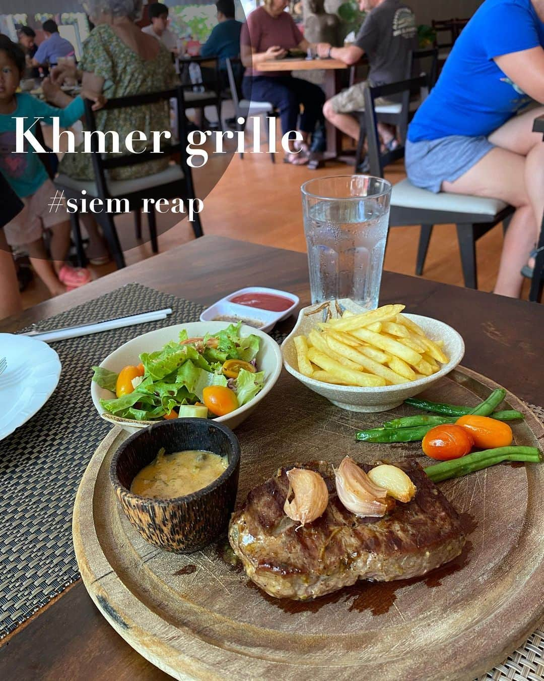 菊原梨華さんのインスタグラム写真 - (菊原梨華Instagram)「・ ・ /  Khmer grille  📍Watdamnak Road, Wat Damnak Village Sangkat Salakamrouk Siem Reap Town, 17254 カンボジア  \   クメールグリルはとても有名なお店♥ 泊まったヴィラからめっちゃ近くて行きやすかった✨  けど、徒歩2分なのにシェムリアップ暑すぎて滝汗とゆう🤣  お肉も、生春巻きも美味しかった！！  カシューナッツスムージーもおいしすぎた！ シェムリアップ名物？なのかなぁ？🤔  おすすめです！  #シェムリアップグルメ #シェムリアップカフェ #シェムリアップ#カンボジア#カンボジアグルメ#カンボジア料理 #クメール料理#Cambodia#khmerfood #khmer #khmerglillrestaurant」5月25日 23時10分 - happyluckyhappy