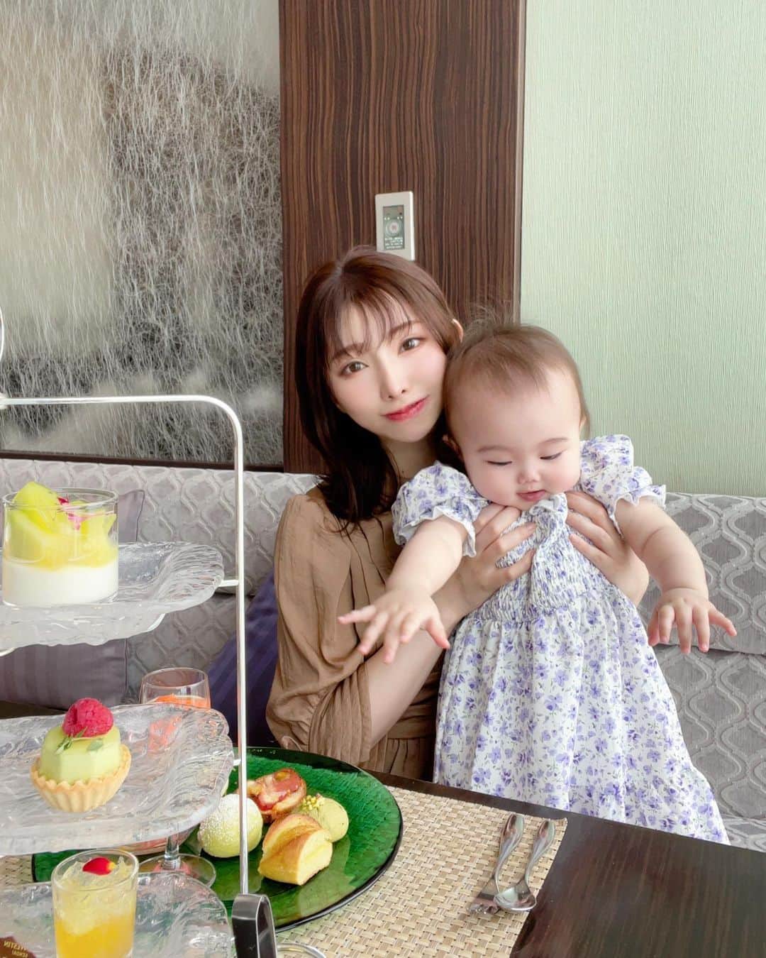 まりんのインスタグラム：「アフタヌーンティー👶🏼🎀🩷 シナぷしゅにハマっているらしい👶🏼💕 映画が始まったけど観に行くには少し早いかな...💦？  #afternoontea #赤ちゃん #10ヶ月 #シナぷしゅ」