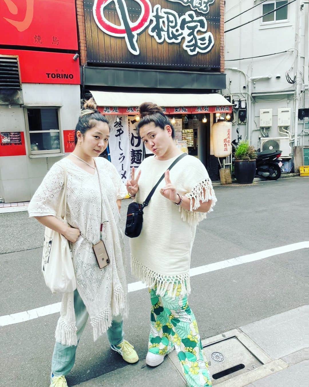のインスタグラム：「Youyaライブを終え、振り返る間もなく 本日からとある現場スタートです リハスタ着いたら稲泉りんと 服がほぼ被っていたので 記念にラーメン屋さんの前で 撮影しておきました  これから更に、6月10日に向けて 歌詞も暗記しなきゃいけないし 多分頭が爆発します 頑張ります」