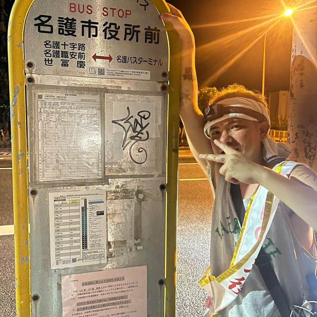 RUDE-αさんのインスタグラム写真 - (RUDE-αInstagram)「改めまして、昨日徒歩で沖縄市から名護市まで完走しました。隣の部屋のおばさんが名護の餅食べたいって言い出して、俺も本気で歩いて行くからよ！ってなんかなって歩き出しのがキッカケだったんだけど、終わった今本当に挑戦して良かったって思ってる。果てしない道のりは自分の人生を振り返るような時間で、途中途中のポイントで昔からの先輩とか友達、家族、ブラザーの両親、ファンのみんな、会いにきてくれた1人1人の差し入れ、言葉に思いやりを心から感じた。人の応援って本当に力になる。涙止まらなくなるくらい温かさを感じた。コロナになってメジャーを辞めて大切な人との別れもあり、この3年間過去の自分と今の自分を比べて責めてどうしても自分を愛せなくなってた。でも昨日初めて自分を赦すことができた。失くした物を数えてたけど、俺には俺の生き方を間違えてないと思わせてくれるこんなに沢山の人がいたんだって心から思った。今まで以上に人にも自分にも愛を持って生きていける。3年間止まってた分のツケを昨日一気に精算した気分。待っとけよ武道館、やっとまた歩き出せたよ。最後にみんなに伝えたいこと、どうしても光が見えなくて落ちてしまう時は、俺がふざけた理由で歩き始めたことを思い出して。こんくらい、肩の力抜いて開き直って馬鹿になってみることの大切さを伝えたい。俺が見つけきれたから、みんなも見つけきれる。おばさんは餅渡した時に名護まで歩いたことを信じてくれんし、スーパーで買ったと思ってるけど、そんなふざけた日常が俺は幸せで、できるだけ長く続くように願ってる。ストーリーのハイライトで辛い時に見てこんな生き方をクスッと笑ってね。本当に沢山の応援ありがとうございました。これからもみんなと同じ時代を泣いたり笑ったり面白おかしく生きて行きたいです。愛してる、全員が俺のパワースポット🌞  ps.昨日誕生日だった母親と奏に、46.1kmの歩行距離をプレゼントとして贈る^ ^」5月25日 23時12分 - 5leep3alker