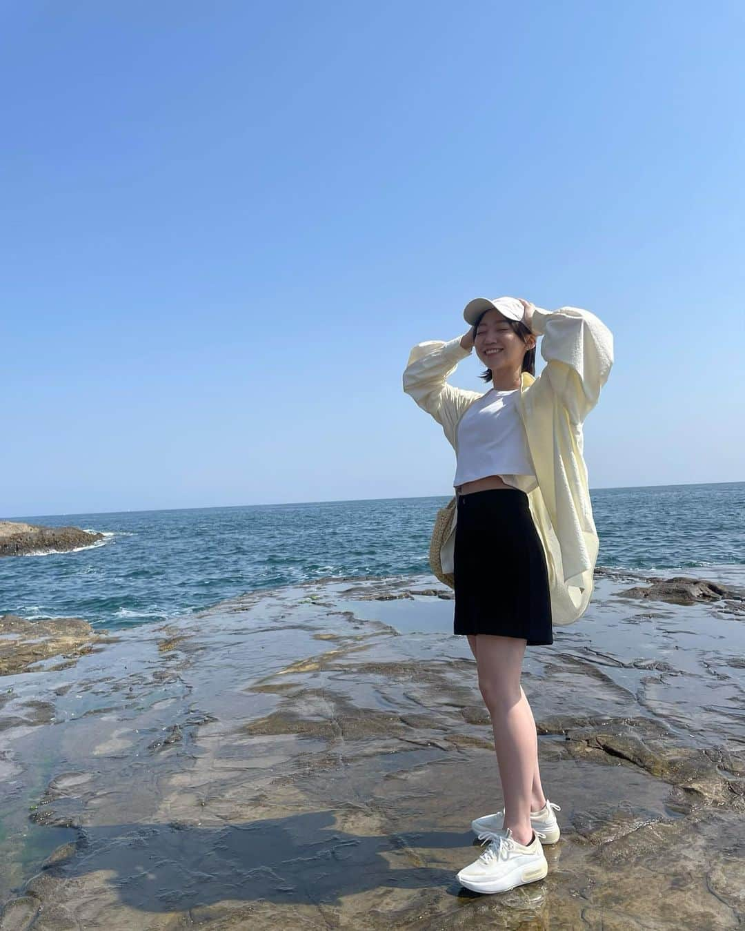 土路生優里さんのインスタグラム写真 - (土路生優里Instagram)「江ノ島🏝  江ノ島はしらすが有名なのかな 生しらす丼めちゃくちゃ美味しかったからまた食べに行きたい☺︎ しらすが乗ってるソフトクリームも美味しかった〜 塩ソフトって感じです🍦笑  そして水族館も行きました！ いちばん感動したのはイルカショー☺︎ 人生初のイルカショーでした！ イルカってすごいね トレーナーさん？もすごい なんかね、この技できるようになるまで沢山一緒にトレーニングしたんだろうなとか考えたらほんと泣きそうだった我慢した🥲笑 みんな頑張ってるんだなあ 私も頑張ろう〜」5月25日 23時15分 - torochan__324