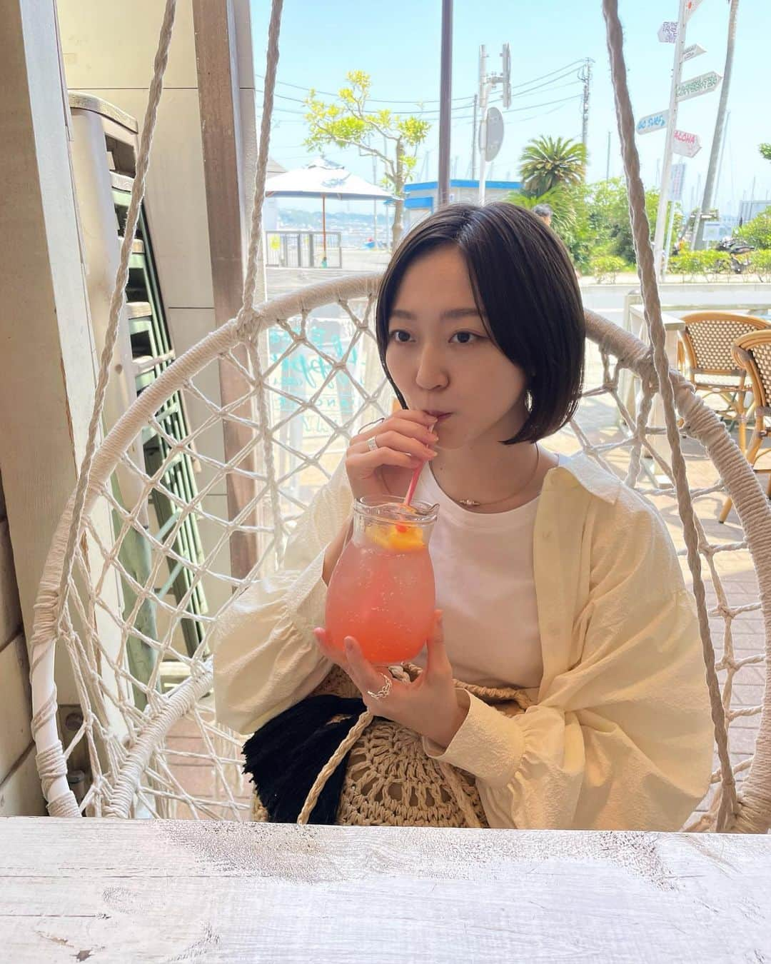 土路生優里さんのインスタグラム写真 - (土路生優里Instagram)「江ノ島🏝  江ノ島はしらすが有名なのかな 生しらす丼めちゃくちゃ美味しかったからまた食べに行きたい☺︎ しらすが乗ってるソフトクリームも美味しかった〜 塩ソフトって感じです🍦笑  そして水族館も行きました！ いちばん感動したのはイルカショー☺︎ 人生初のイルカショーでした！ イルカってすごいね トレーナーさん？もすごい なんかね、この技できるようになるまで沢山一緒にトレーニングしたんだろうなとか考えたらほんと泣きそうだった我慢した🥲笑 みんな頑張ってるんだなあ 私も頑張ろう〜」5月25日 23時15分 - torochan__324