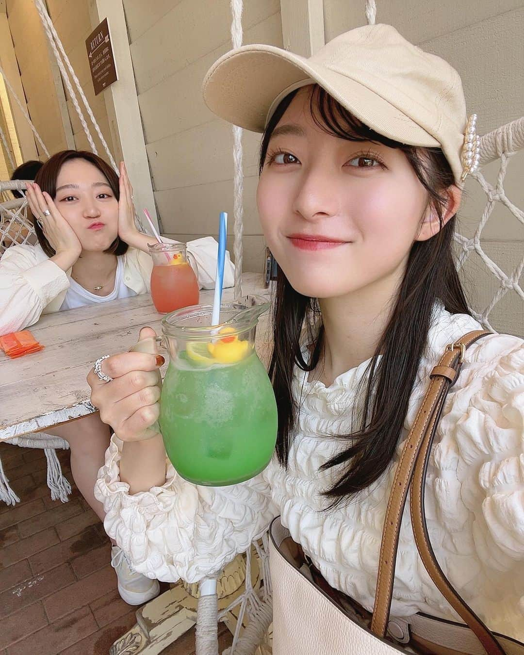 土路生優里さんのインスタグラム写真 - (土路生優里Instagram)「江ノ島🏝  江ノ島はしらすが有名なのかな 生しらす丼めちゃくちゃ美味しかったからまた食べに行きたい☺︎ しらすが乗ってるソフトクリームも美味しかった〜 塩ソフトって感じです🍦笑  そして水族館も行きました！ いちばん感動したのはイルカショー☺︎ 人生初のイルカショーでした！ イルカってすごいね トレーナーさん？もすごい なんかね、この技できるようになるまで沢山一緒にトレーニングしたんだろうなとか考えたらほんと泣きそうだった我慢した🥲笑 みんな頑張ってるんだなあ 私も頑張ろう〜」5月25日 23時15分 - torochan__324