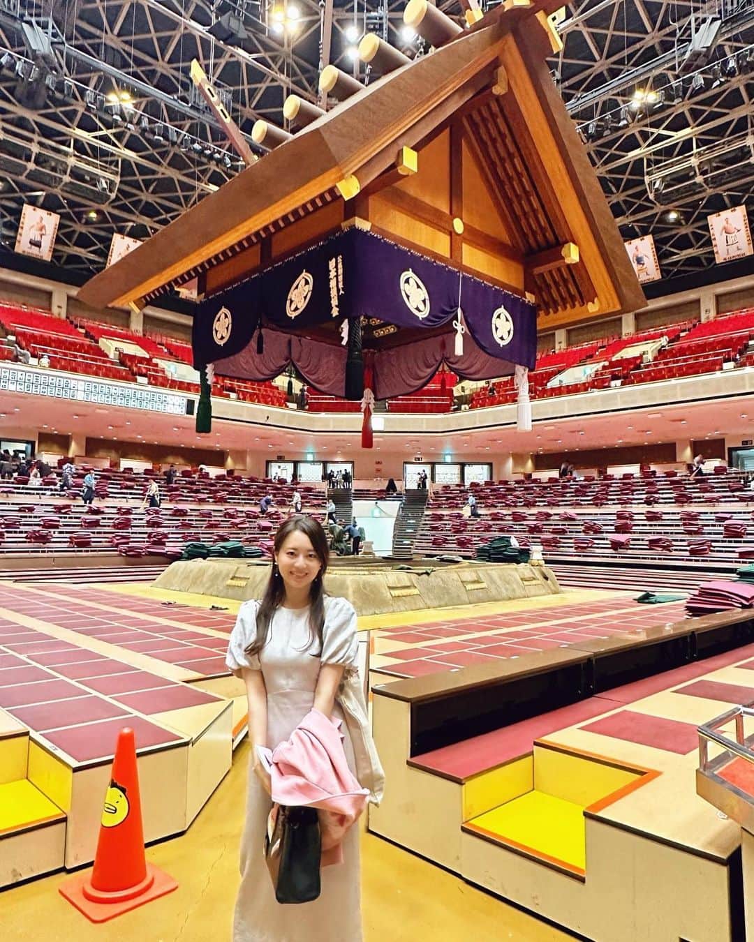 吉沢明歩のインスタグラム：「相撲観に国技館へ 土俵近くで応援出来て迫力に圧倒されたし楽しかったぁー！！ また行きたいなぁ☺️ #両国国技館#大相撲五月場所#観戦 #いい取組みたくさん見れたよー」