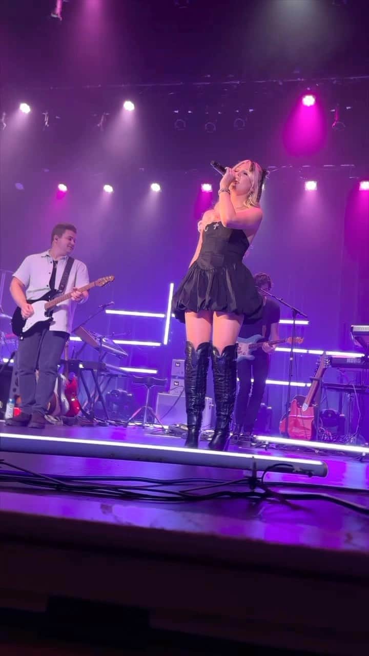 ローレン・グレイのインスタグラム：「feelings (can I be honest) by @hunterhayes featuring me is out now!  i’m so honored to be a part of this track. working with hunter and supporting him on tour has been such a dream. so blessed to be here ♡」