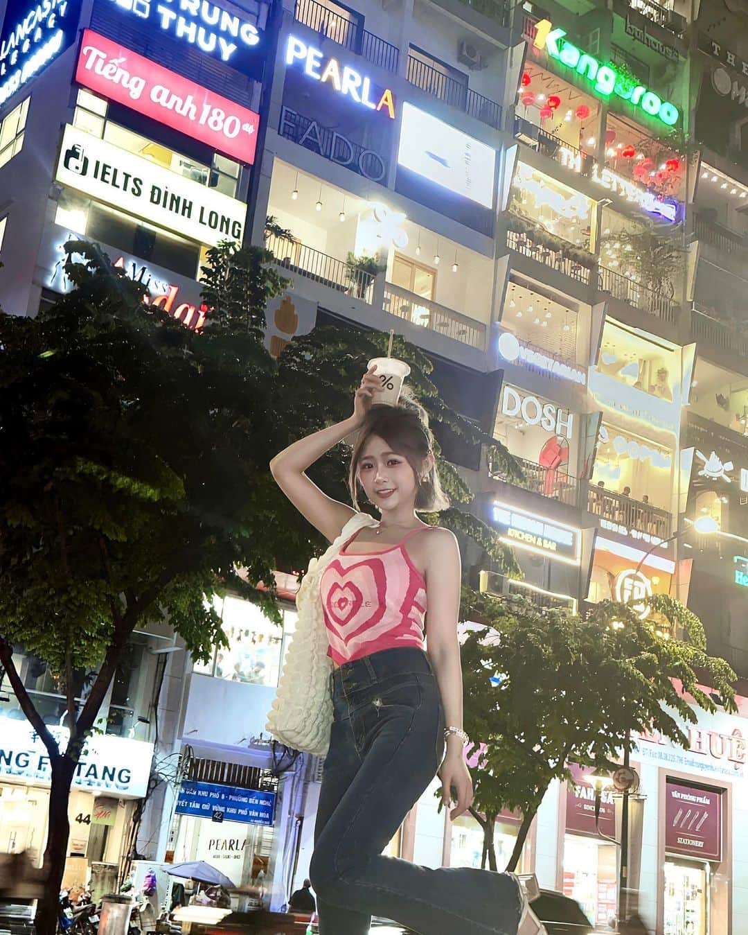徐薇涵（Wei Han Xu）のインスタグラム：「🇻🇳最後一發 這次只待在胡志明市 這邊是大家都會去的咖啡公寓（cafe apartment） 搭電梯上去要付3000越南貨 也可以選擇走路上去免錢🤑 但我是覺得可以經過外面拍個照就好😂 - P5開始一些越南片段👅 #🇻🇳 #海豚游越南 #vietnamtravel #vietnam #咖啡公寓」