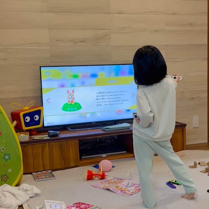 門脇舞以のインスタグラム：「ポケモン図鑑ごっこかな🥹🤍❤️ #星のカービィ  #6歳」