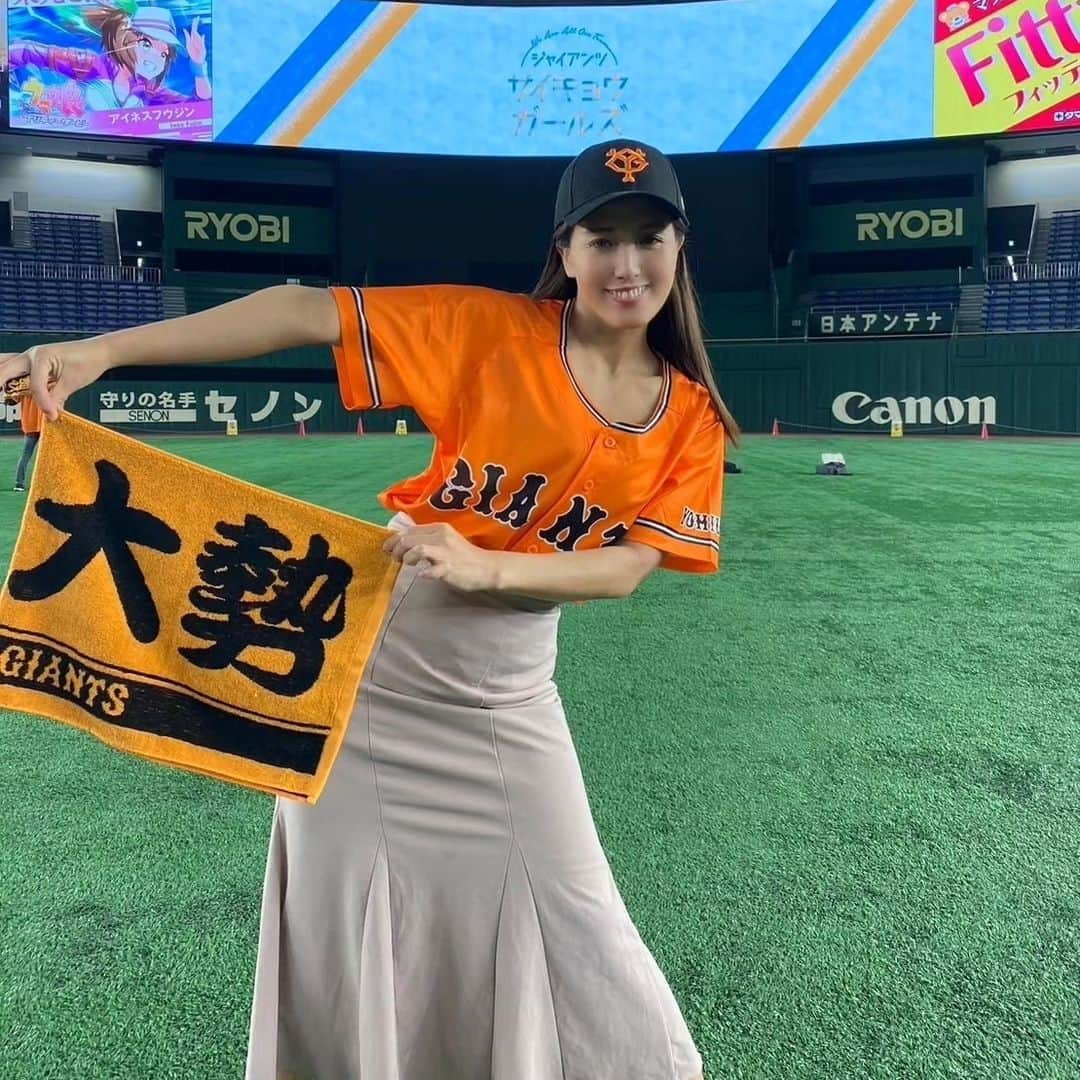 日里麻美さんのインスタグラム写真 - (日里麻美Instagram)「* ドーム寝そべりを主張  ドームのグランドに降りれるイベント参加してきました  感動しました🥲✨ グランドを背中で感じてきました (服はめちゃくちゃ汚くなってました)  こんなとこでプレーしてるのかフライ取ってるのかと感じながら 堪能してきました  来月もイベントあるようなので 降りてみたい方はぜひ😊  肝心の試合は 5-4 で見事ジャイアンツが勝ちました♥  田中投手初勝利おめでとうございます♡  大城選手の同点ホームランはしびれました 坂本選手の調子も戻ってきて、明日からは甲子園！ 勢いのまま勝ちにいくぞーーー🔥  * *  【販売中】 💠抑えきれない胸の鼓動　DVD & Blu-ray Amazonなどで購入できます 💠グラビア学園　グラビア動画&デジタル写真集　Amazon、DMMで購入できます  【TV、Web】 💠さまぁ～ずチャンネル　『訳あり女』『アシスタントオーディション』  💠YouTube　『ひさっちゃんねる』で検索  💠チョコブラABEMA限定動画  💠Abema「BAZOOKA!!!」#12  【イベント】 💠5/22  お笑いライブゲスト観客 💠5/26 まーすた王子店🀄 💠6/10  落語 💠6/24  超大事なやつ！！ * * ** #ジャイアンツ  #着衣でも主張　#giants #37歳グラビア #おっぱいの大きいお姉さんは好きですか #hisato　#ジャイアンツ #奪回 #熱い巨党 #サイキョウガールズ」5月25日 23時43分 - hisato.asami