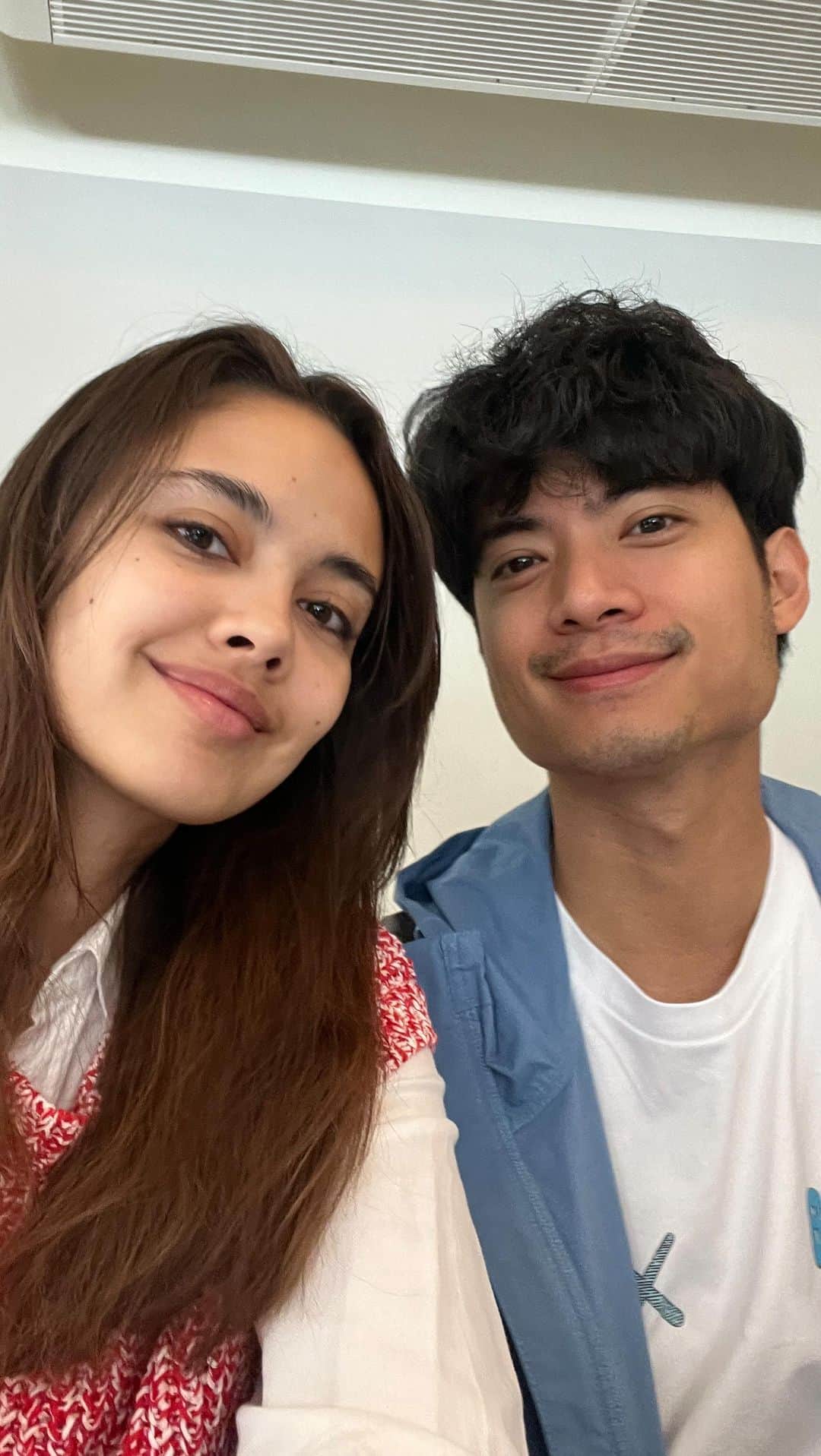 ミーガン・ヤングのインスタグラム：「Ang dami ko pa palang hindi nappost from our last Korea trip 🫠 edit pa more ghorl 😂😅 here’s a peek into what our day traveling looks like. We woke up soooooo late because of the yummy sparkling makgeolli we had the night before😁🥂 we visited an art convention for the first half of our day. It was fun to go to because we got to see the different styles and artists that the galleries represented. We also got to see two Takeru Amano paintings in person 🤍 pero syempre forda tingin lang ang ferson 💖 #namjooning #tingintingin #lookingnotshopping   It’s been great being able to travel again and have new experiences, meet new people and learn so much about the places we visit. Through @cebupacificair , we are able to go to our dream destinations and enjoy our coffee hunting too 💛☕️」