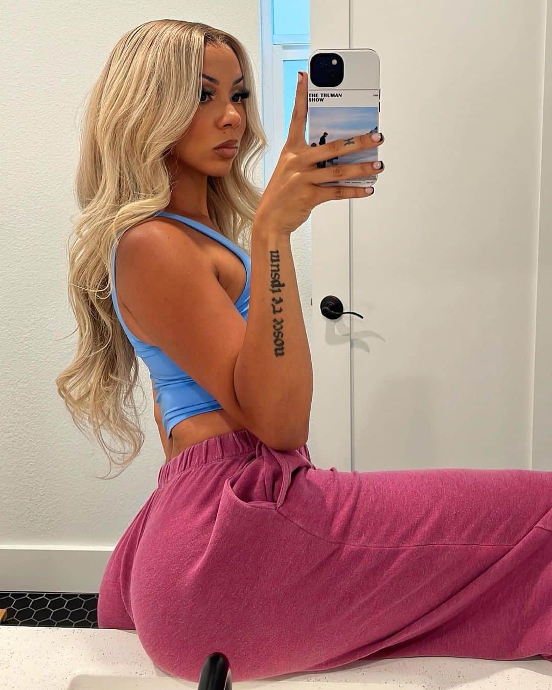 Brittany Rennerのインスタグラム：「I’m extra spicy when I’m blonde 👱🏽‍♀️🌶️😈  Hair: @hairqueen_la @theonlybigmia」