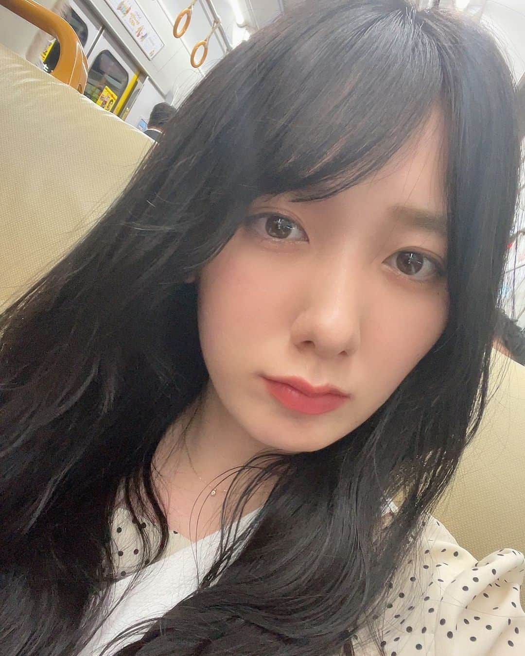 西村彩有里さんのインスタグラム写真 - (西村彩有里Instagram)「大阪で飛び込み美容室行ったらオーダー暗髪の完成形黒髪だった🥹似合ってるでしょうか…？？💭  実はカットもしたけど誰にも気付かれない🥲🥲 #天王寺 #selfie#自撮り」5月25日 23時42分 - 24sayu