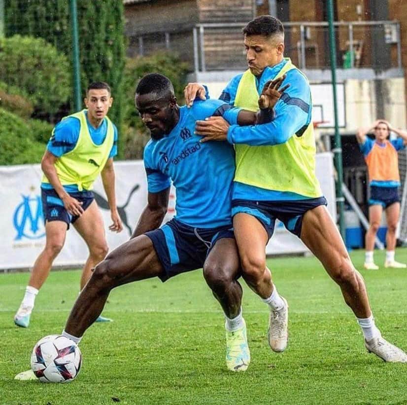 エリック・バイリーのインスタグラム：「Some work. 💪🏾」